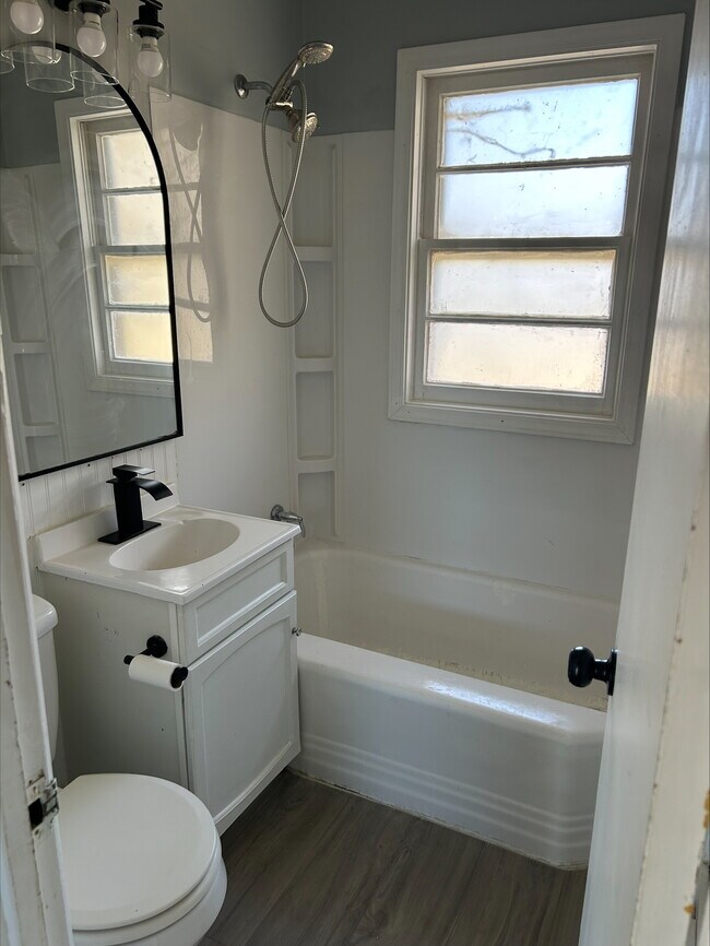Upstairs Bathroom - 1308 E Catalina St