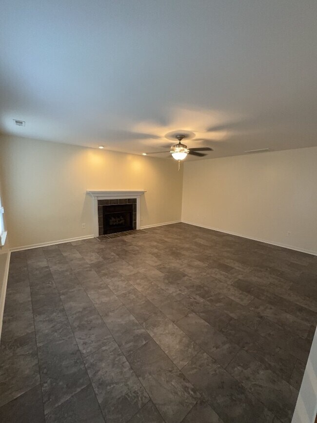 Building Photo - Charming 4 Bedroom, 2 Bath Home - 300 Shif...