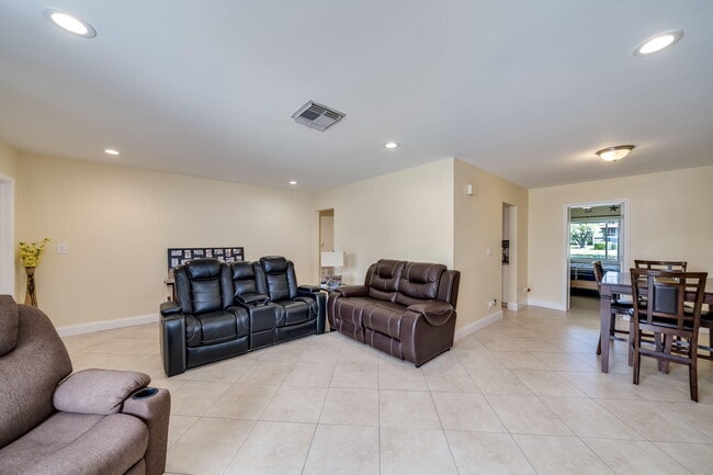 Building Photo - 9603 NW 67th Ct