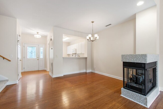 Building Photo - Lovely 3 bedroom townhome in fantastic Ral...