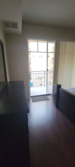 Building Photo - 1064 N Tamiami Trl