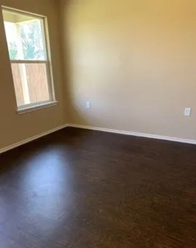 Building Photo - Beautiful 3/2/1 Available May 2026