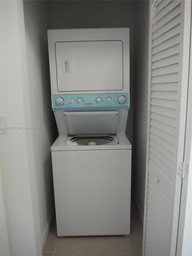 Building Photo - 2694 Inagua Ave