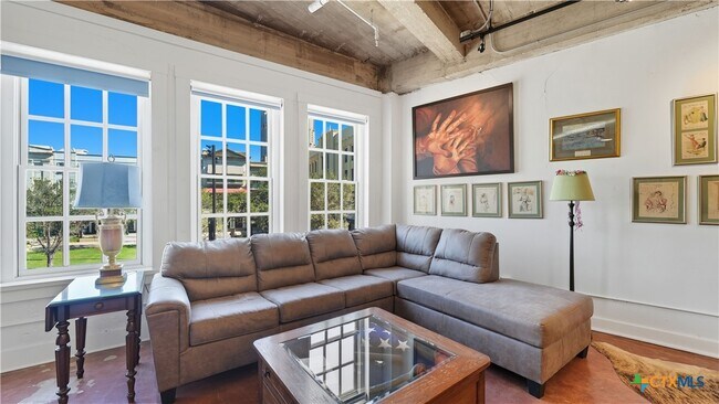 Building Photo - 222 Losoya St