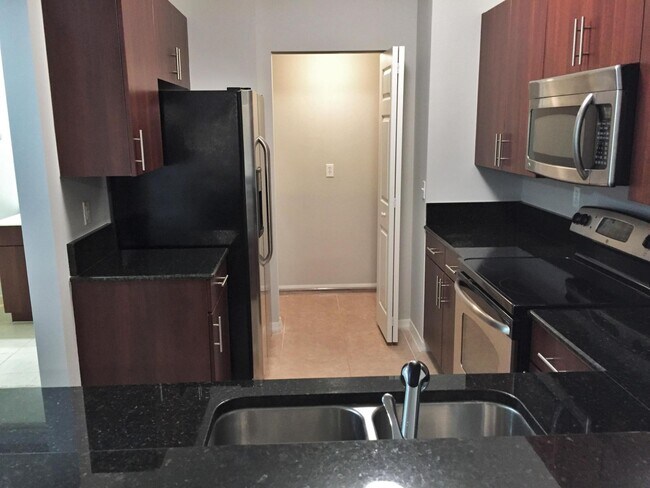 Building Photo - 4905 Midtown Ln