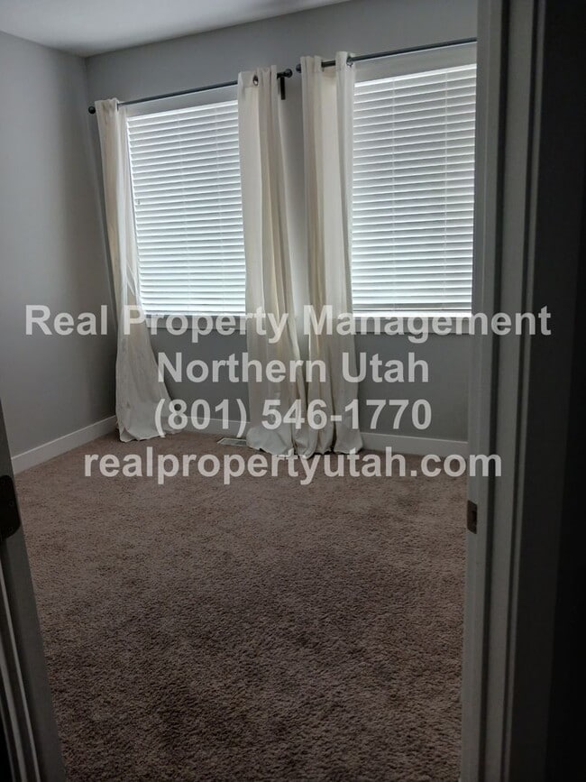 Building Photo - 3 Bed 2.5 Bath Townhome in West Haven Comi...