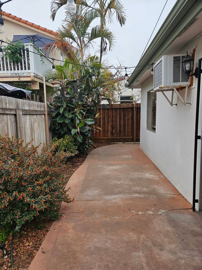 Building Photo - MOVE IN SPECIAL: Charming 2 Bedroom/1 Bath...