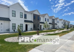 Building Photo - 3 Bed, 2.5 Bath Townhome w/ 2-Car Garage - NEAR NEW - Ammon
