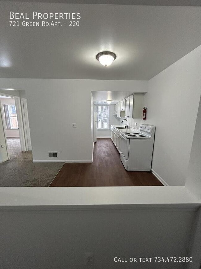 Building Photo - 721 Green Rd