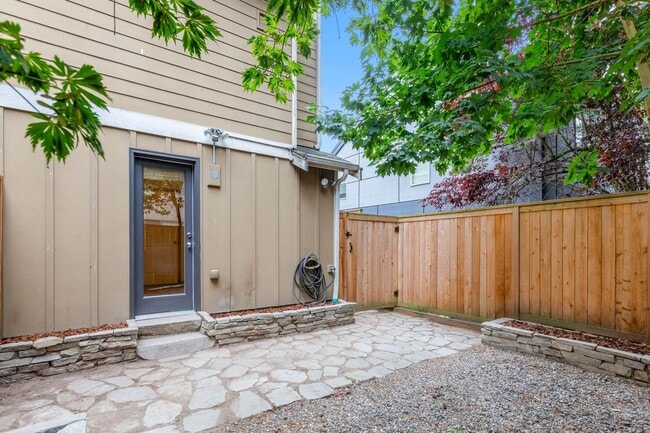 Building Photo - 3bd/2.5ba Seattle House