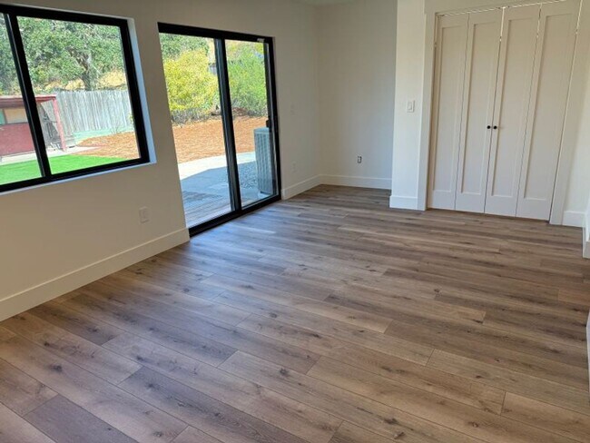 Building Photo - Beautifully Renovated, Pet Friendly Novato...
