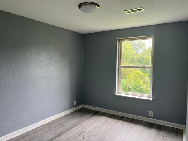 Building Photo - 155 Tamarack Dr