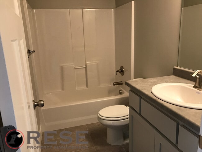 Building Photo - Beautiful Edge Townhome in Bluffdale