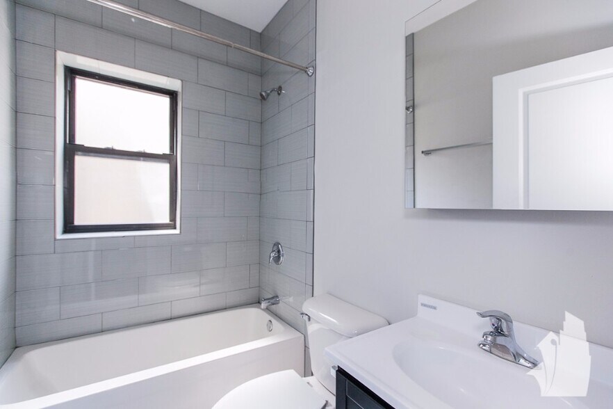 Building Photo - 2210 W Foster Ave