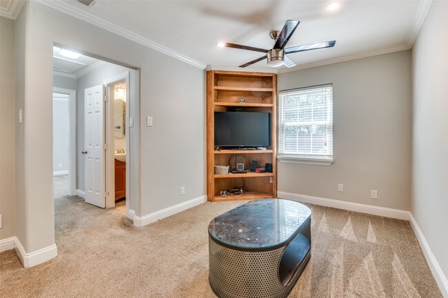 Building Photo - 9625 Larga Dr