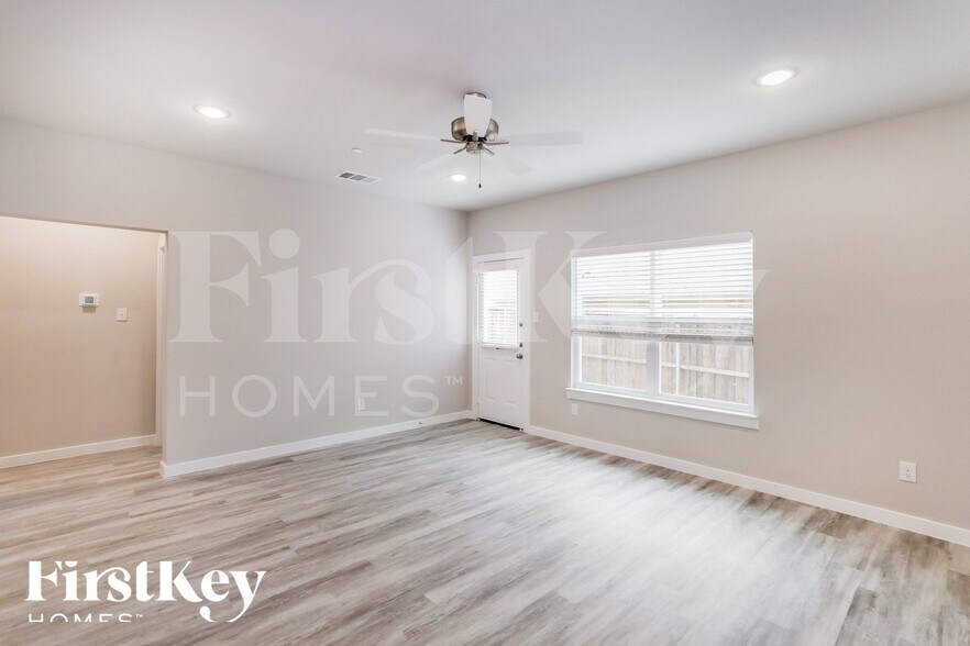 Building Photo - 323 Niki Dr