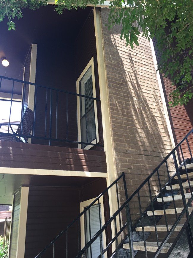 Building Photo - Briarbend Apartments