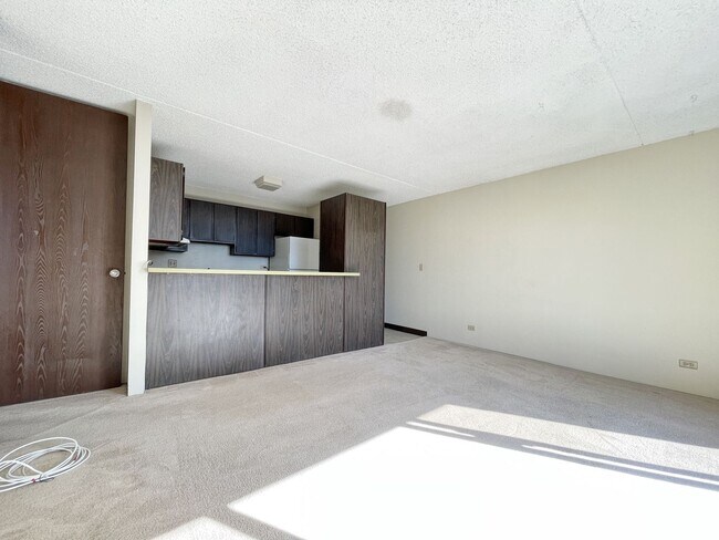 Building Photo - Downtown Waikiki 1/1 with Central A/C.  Re...