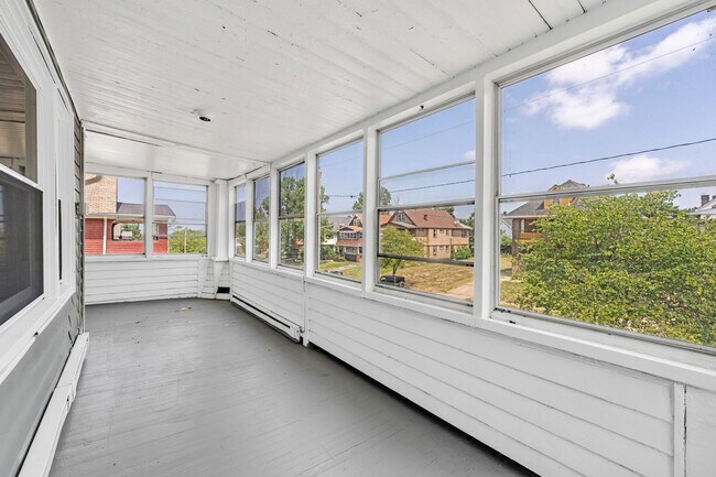 Building Photo - Reyburn