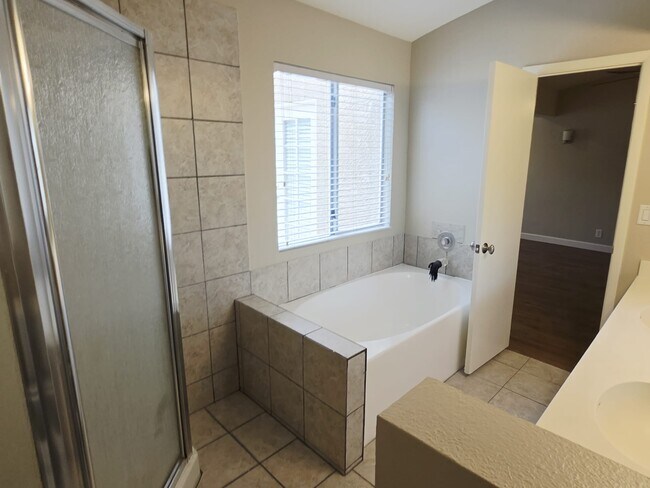 Building Photo - 925 Chaps Cir