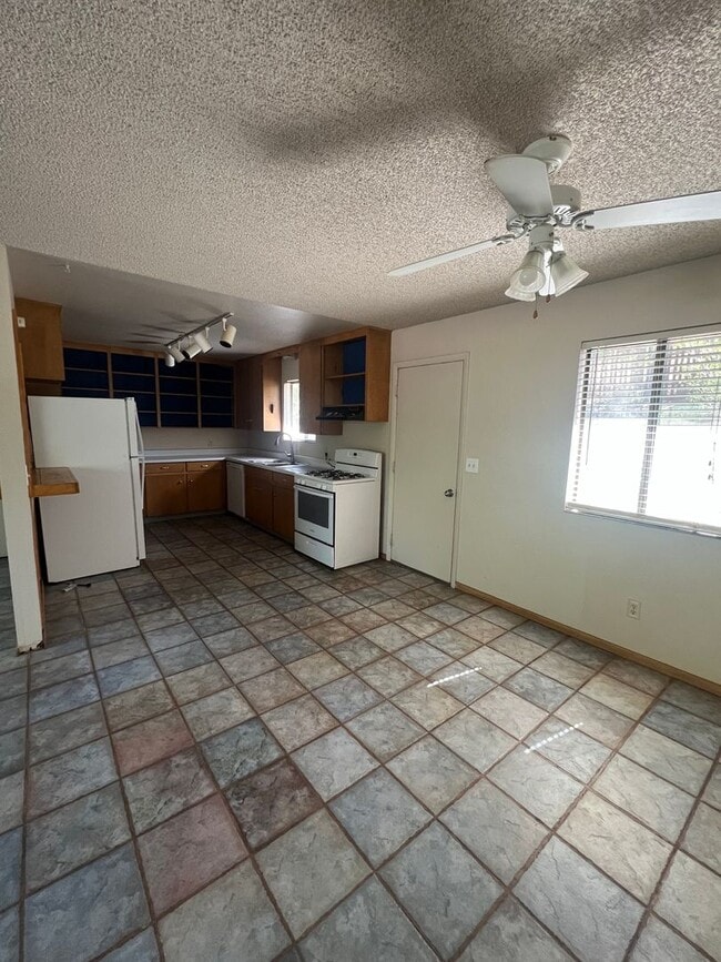 Building Photo - RENT REDUCED~Large 3 Bed/2 Bath HOUSE in E...