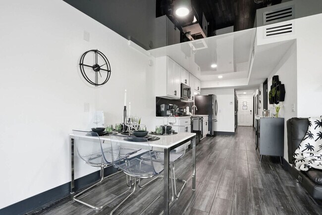 Building Photo - 8743 Thomas Dr