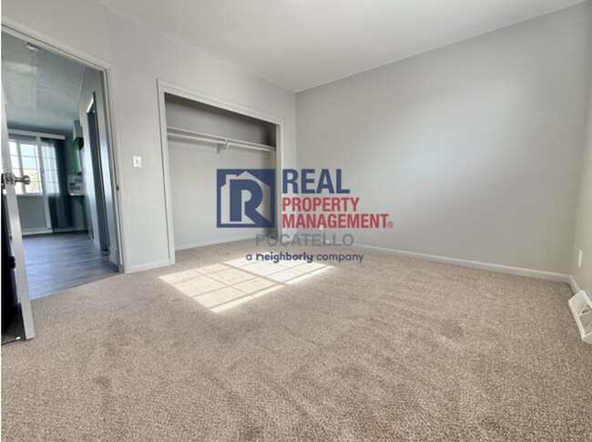 Building Photo - 5 bed 2 bath house - 1 car garage - pet friendly