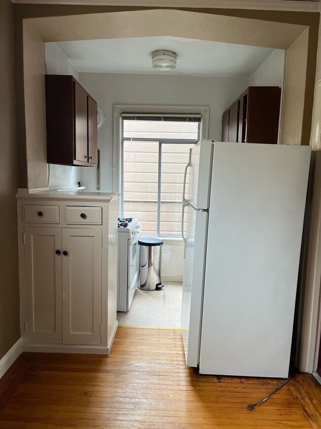 kitchen - 601 Lake St