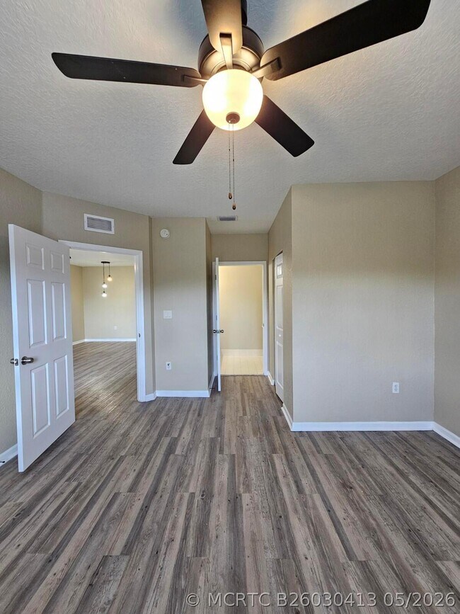 Building Photo - 1063 Golden Lakes Blvd