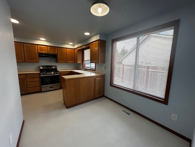 Building Photo - 3 Bedroom 2 Bath Single Family home