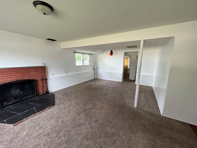 Building Photo - 25% OFF FIRST MONTHS RENT - Beautiful 4 be...