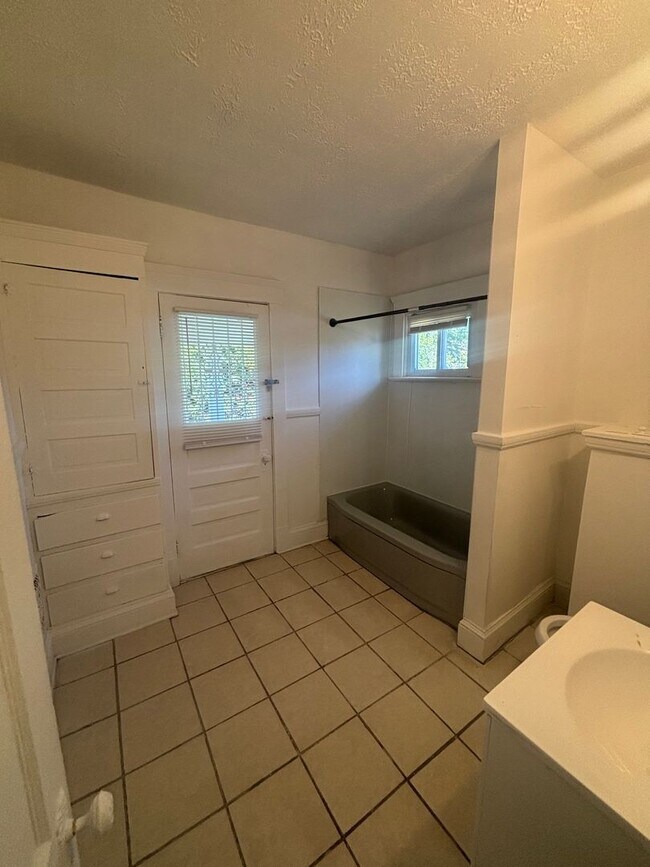 Building Photo - 4bd Single Cash Pay/Section 8 *SECURITY DEPOSIT SPECIAL*
