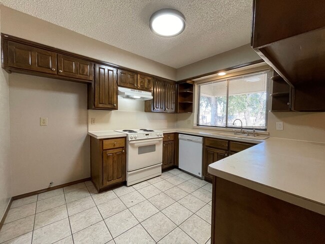 Building Photo - AVAILABLE NOW 3 BEDROOM 2 BATH HOME IN BUR...