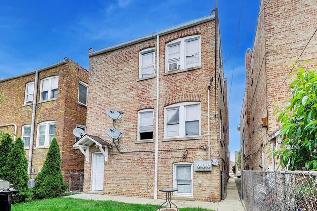 Building Photo - 1822 Gunderson Ave