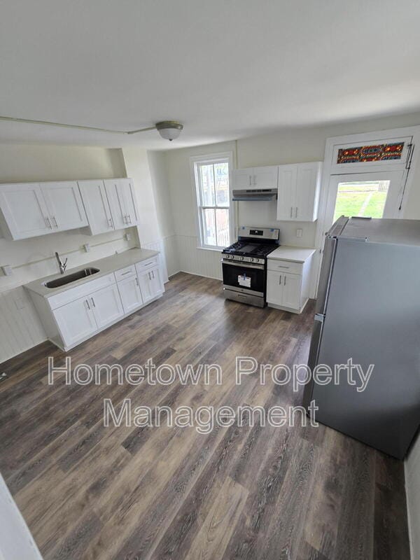 Building Photo - 548 Nelson St