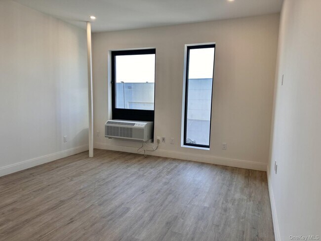 Building Photo - 362 W Merrick Rd