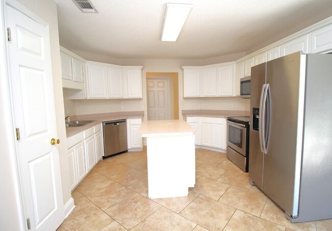 Building Photo - Spacious 3-Bedroom Home in Gulf Breeze wit...