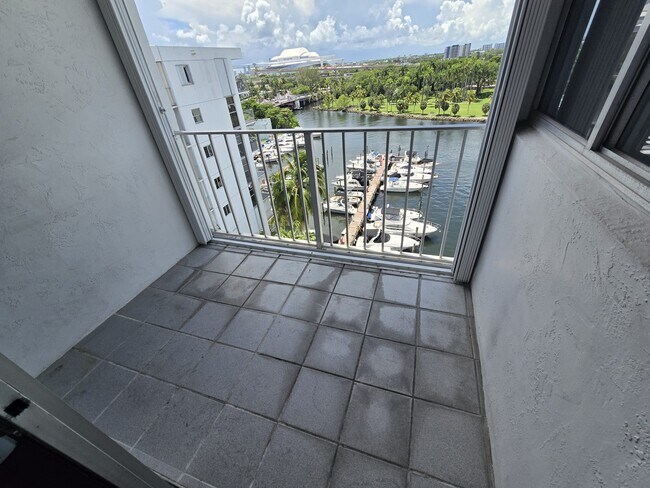 Building Photo - 1700 NW North River Dr