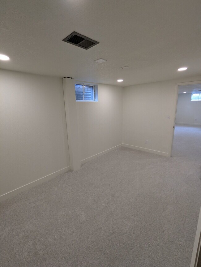 Building Photo - 7070 Beacon Way