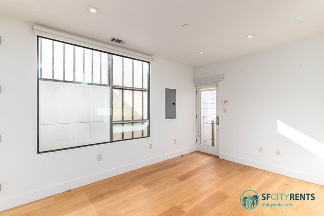 Building Photo - Marina: Remodeled Light-Filled Top-Floor Marina Condo with Private Roof Deck