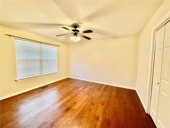 Building Photo - 305 Meadows Ct