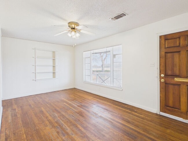 Building Photo - Spacious 2 bedroom 2 living areas 1 bath with a garage!