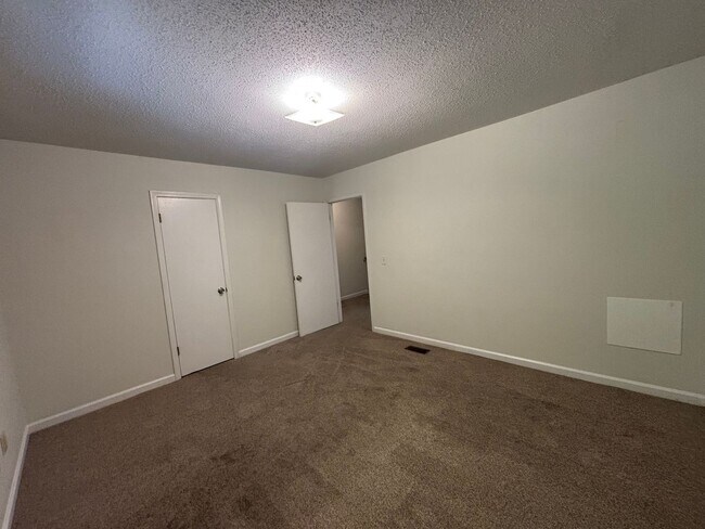 Building Photo - 401 Chateau Dr SE