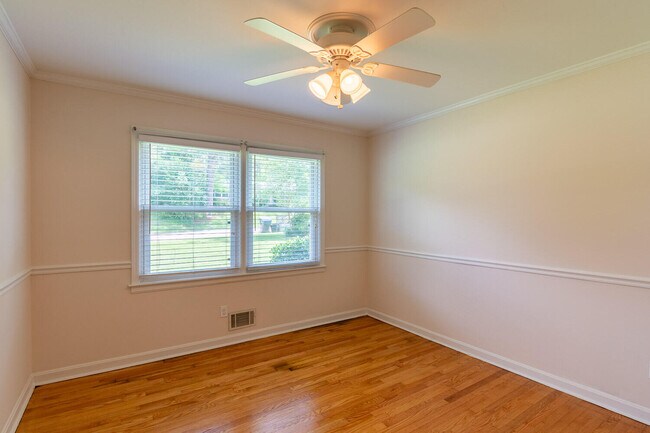 Building Photo - 3003 Stratford Dr