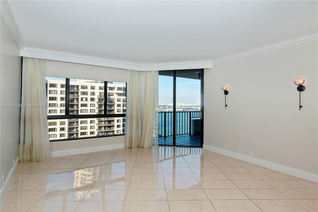 Building Photo - 520 Brickell Key Dr