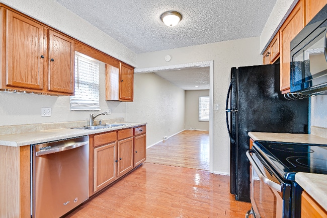 Building Photo - 1019 W 75th St