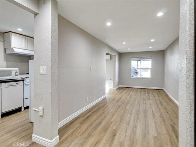 Building Photo - 985 1/2 Dexter Street Unit