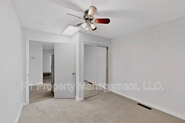Building Photo - 301 Graceland Dr SE