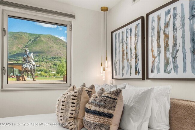 Building Photo - 434 E Main St