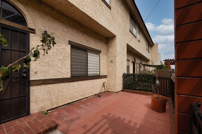 Building Photo - BEAUTIFUL 4 Bed 3 Bath unit
